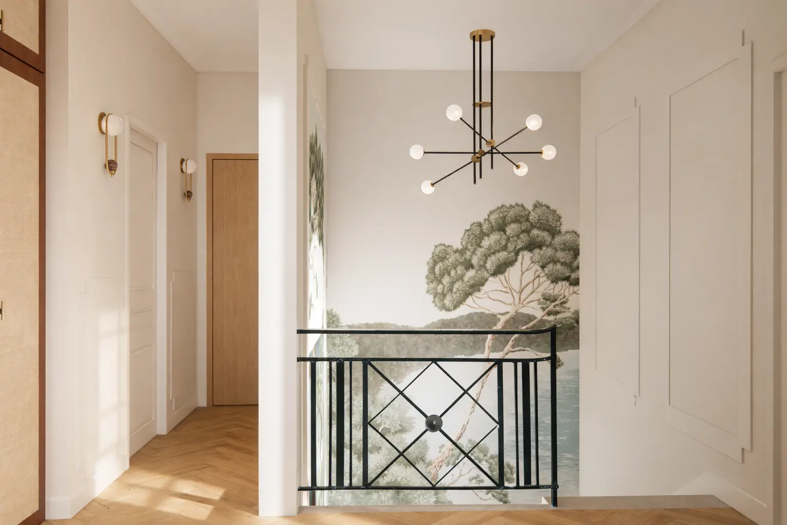 palier couloir soubassements moulurés cimaises papier peint panoramique parquet bâtons rompus maison de maître Art Déco