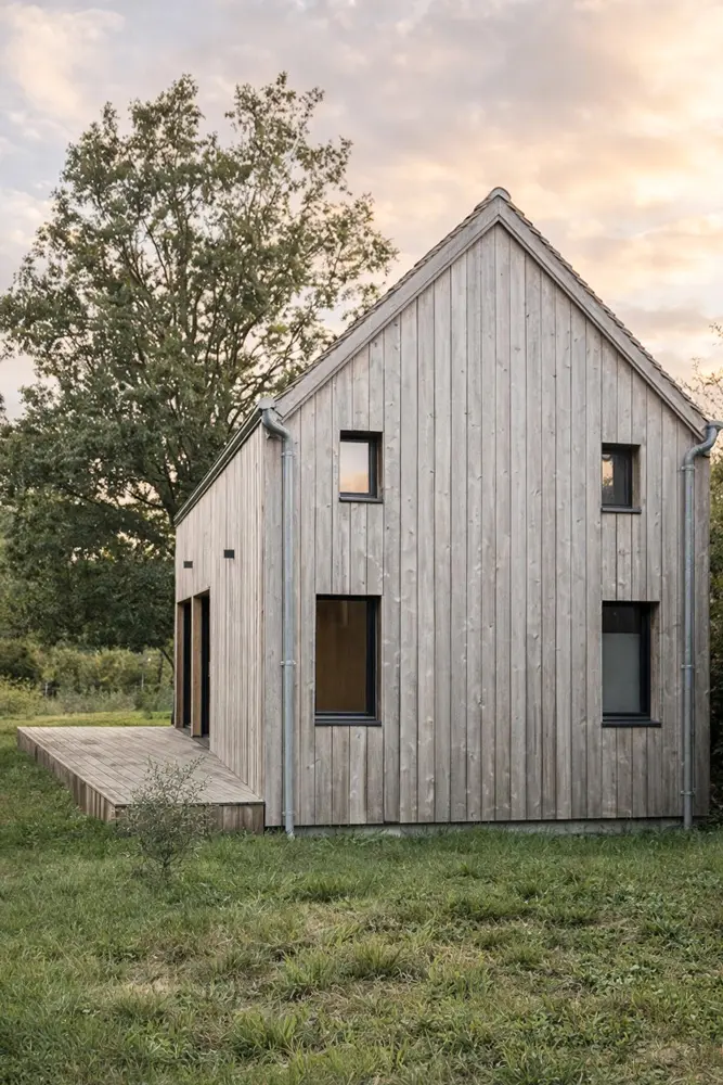 Tiny house minimaliste terrasse bardage bois Perche 